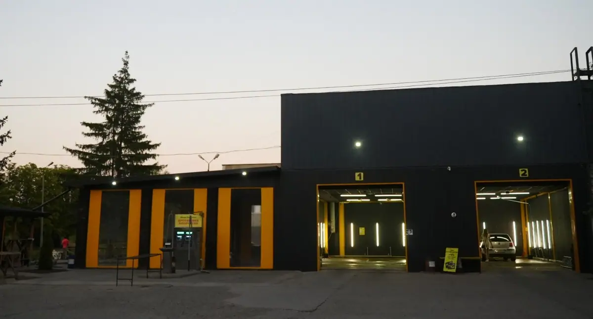 Фасад WashHouse з двома освітленими мийними боксами